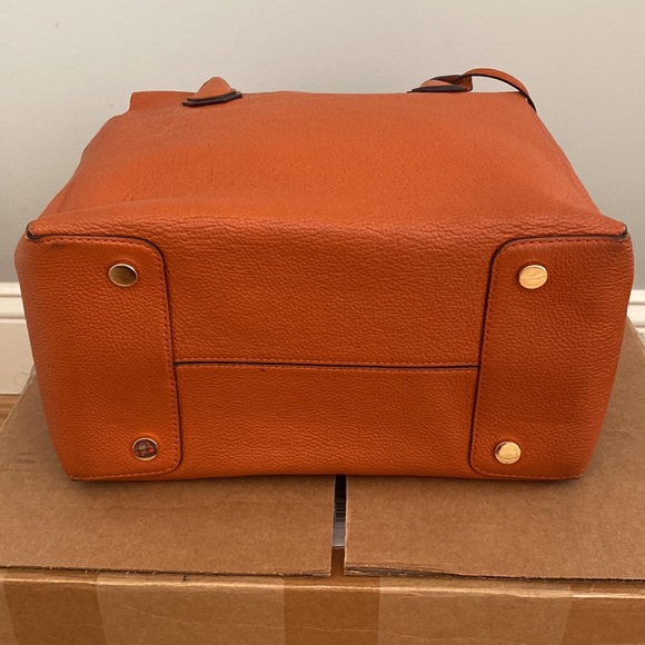 Used-No tag No Box-Michael Kors handbag
Very good condition
Orange, Leather - Picture 5 of 11